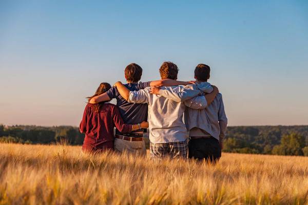 Quelle: pixabay.de / Dimhou, https://pixabay.com/de/photos/junge-leute-gruppe-freunde-3575167/, Freie kommerzielle Nutzung Kein Bildnachweis nötig Vier Jugendliche stehen Arm in Arm auf einem Feld